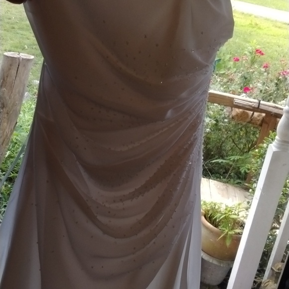 Davids Bridal wedding dress size 14 white with sequins and train - Picture 5 of 12